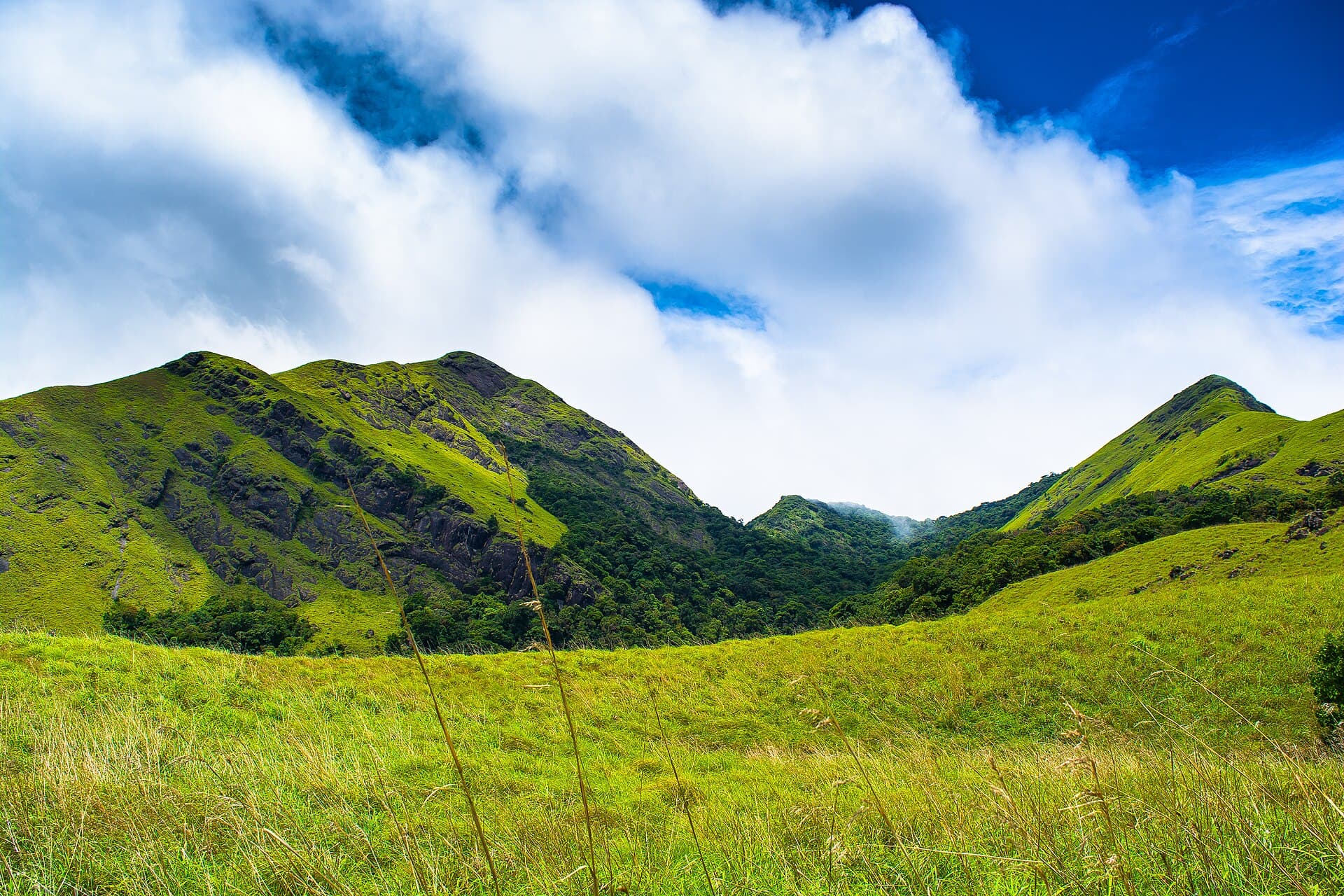 Green hills and clouds near Heart Lake in Wayanad
